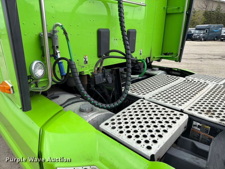 image for item YA2563 2018 Kenworth T680 semi truck