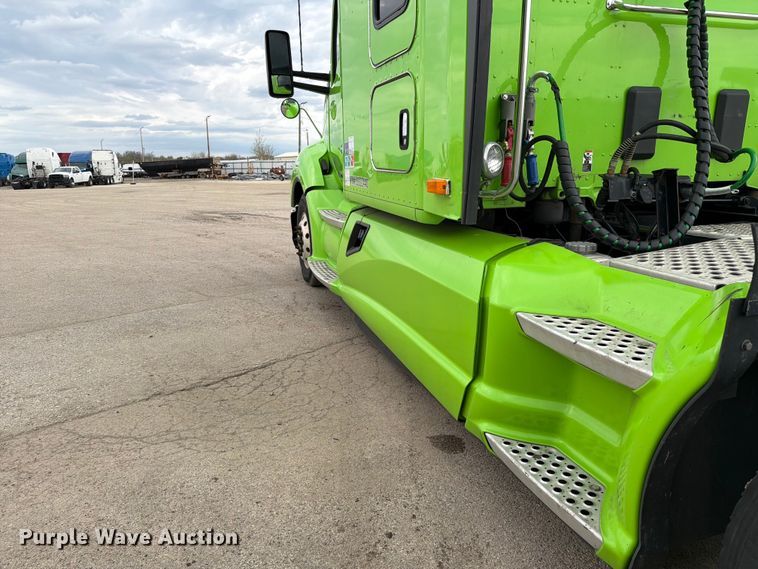 image for item YA2563 2018 Kenworth T680 semi truck