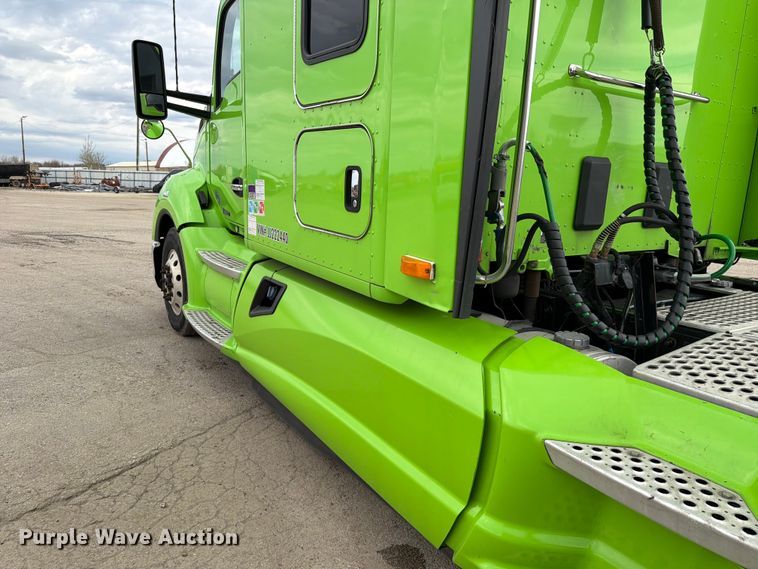 image for item YA2563 2018 Kenworth T680 semi truck