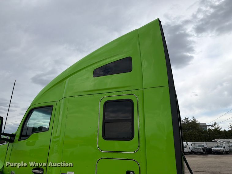 image for item YA2563 2018 Kenworth T680 semi truck