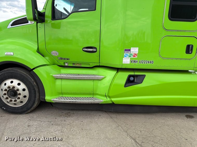 image for item YA2563 2018 Kenworth T680 semi truck