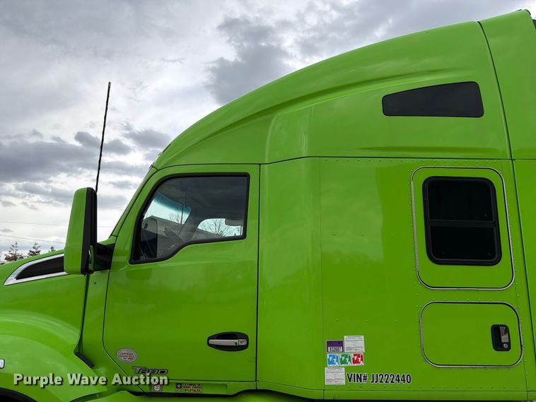 image for item YA2563 2018 Kenworth T680 semi truck