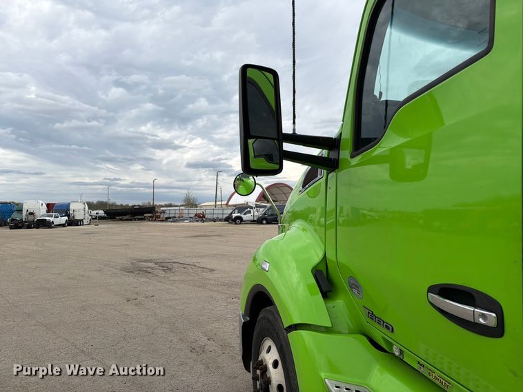 image for item YA2563 2018 Kenworth T680 semi truck