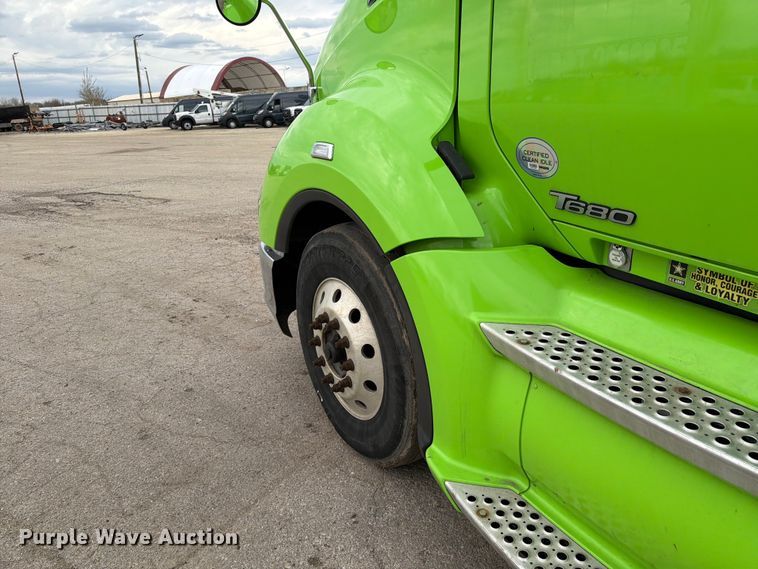image for item YA2563 2018 Kenworth T680 semi truck