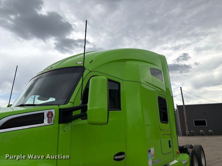 image for item YA2563 2018 Kenworth T680 semi truck