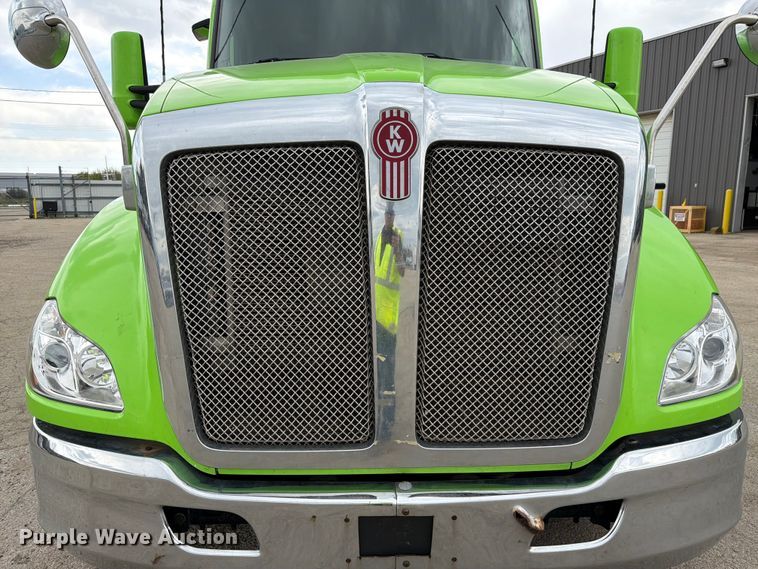 image for item YA2563 2018 Kenworth T680 semi truck