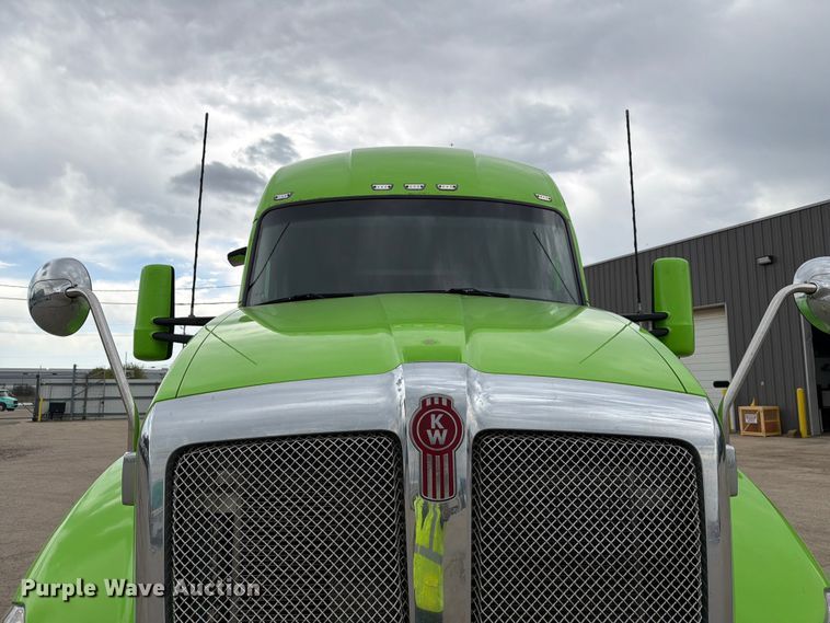 image for item YA2563 2018 Kenworth T680 semi truck