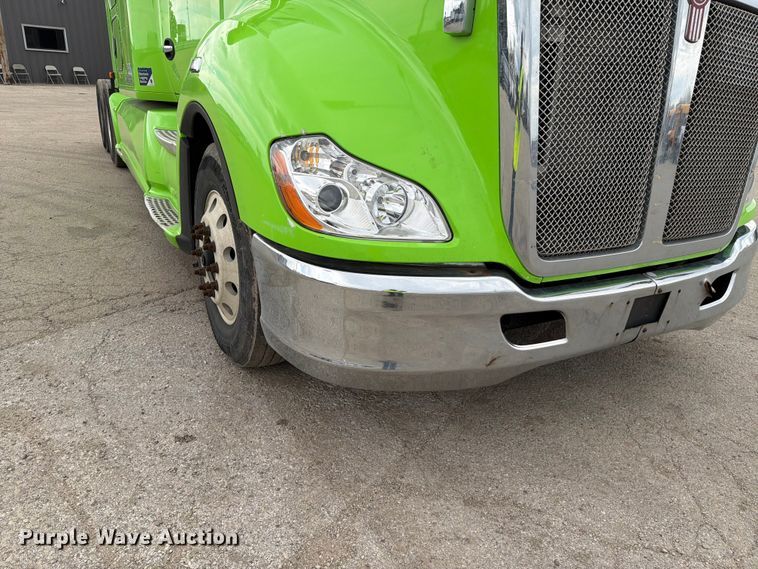 image for item YA2563 2018 Kenworth T680 semi truck