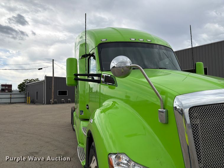 image for item YA2563 2018 Kenworth T680 semi truck
