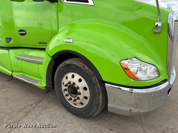 image for item YA2563 2018 Kenworth T680 semi truck