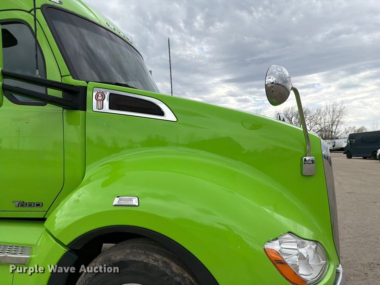 image for item YA2563 2018 Kenworth T680 semi truck