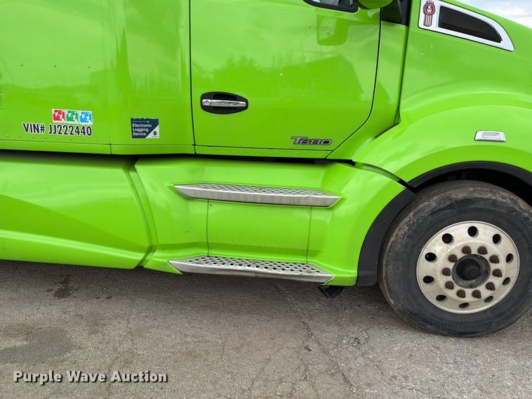 image for item YA2563 2018 Kenworth T680 semi truck