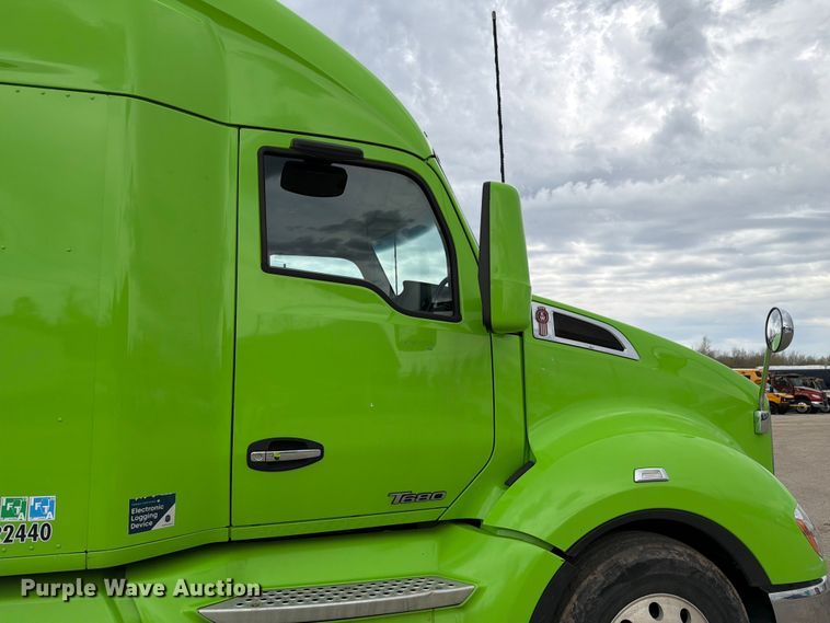 image for item YA2563 2018 Kenworth T680 semi truck