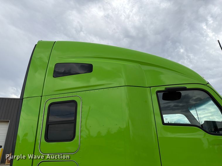 image for item YA2563 2018 Kenworth T680 semi truck