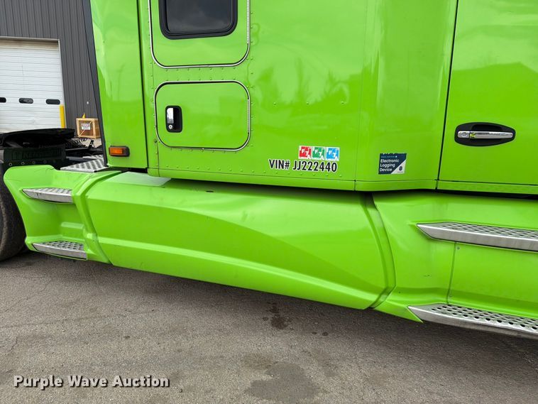 image for item YA2563 2018 Kenworth T680 semi truck