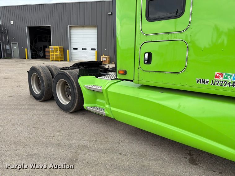 image for item YA2563 2018 Kenworth T680 semi truck