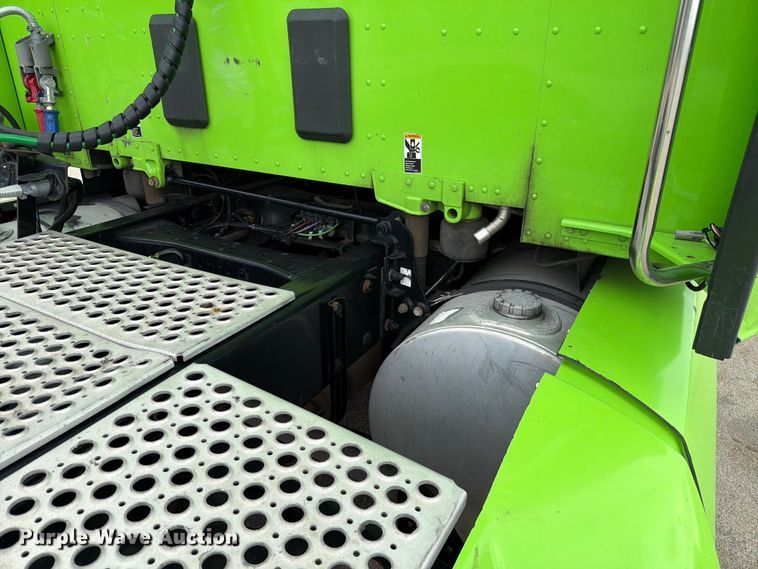 image for item YA2563 2018 Kenworth T680 semi truck