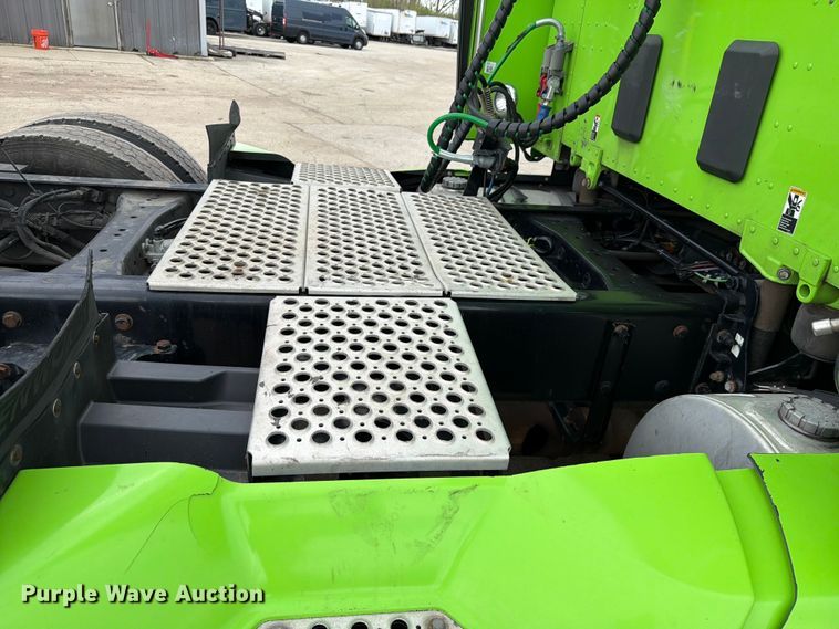 image for item YA2563 2018 Kenworth T680 semi truck