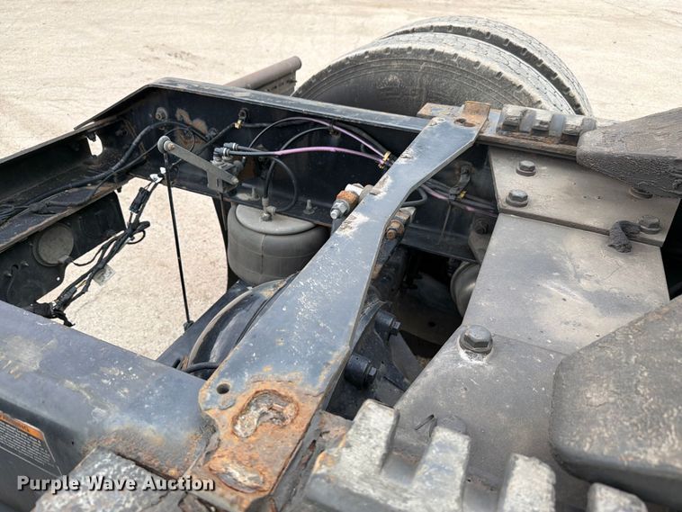 image for item YA2563 2018 Kenworth T680 semi truck