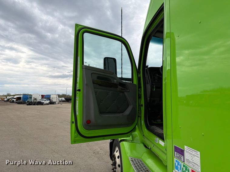 image for item YA2563 2018 Kenworth T680 semi truck