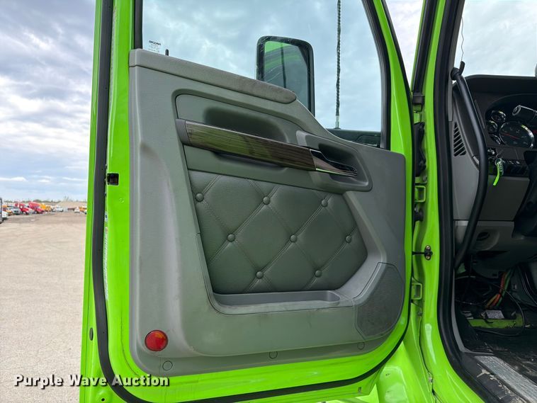 image for item YA2563 2018 Kenworth T680 semi truck