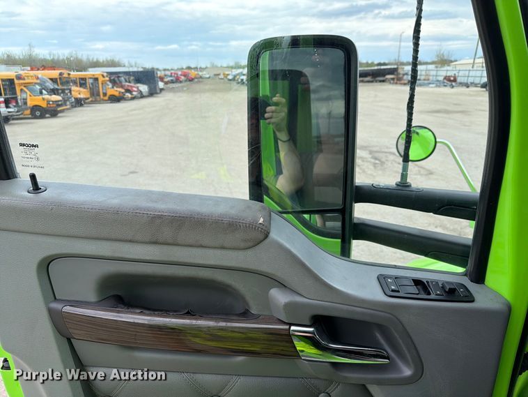 image for item YA2563 2018 Kenworth T680 semi truck