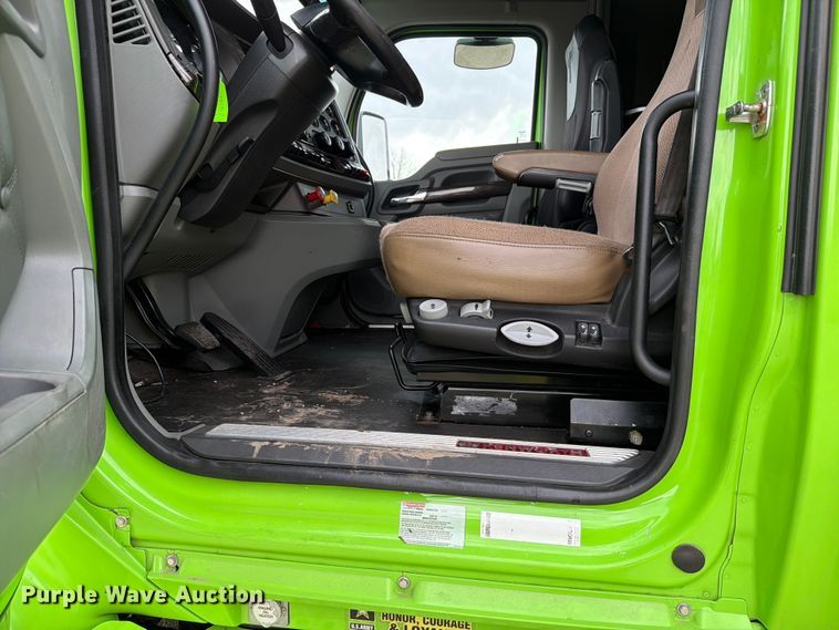 image for item YA2563 2018 Kenworth T680 semi truck
