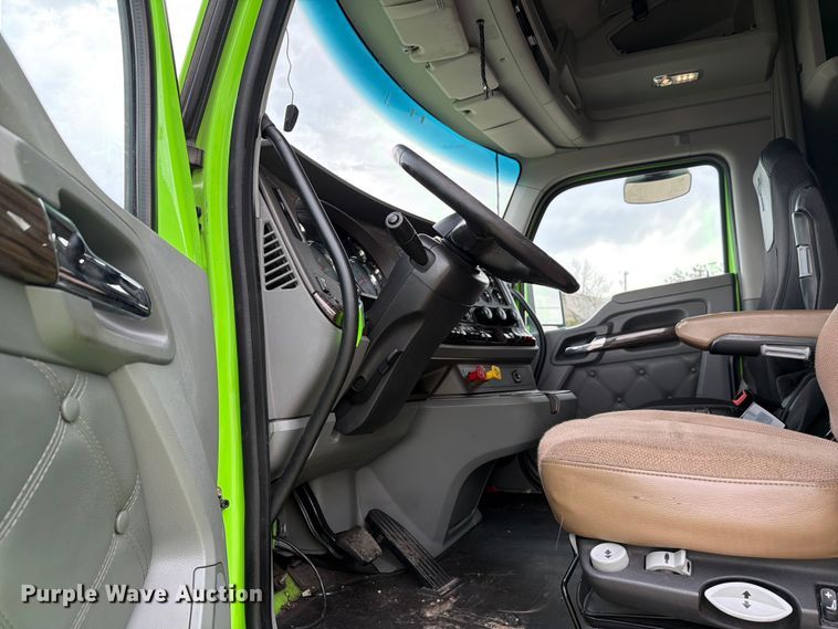 image for item YA2563 2018 Kenworth T680 semi truck