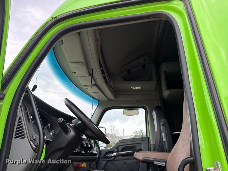 image for item YA2563 2018 Kenworth T680 semi truck