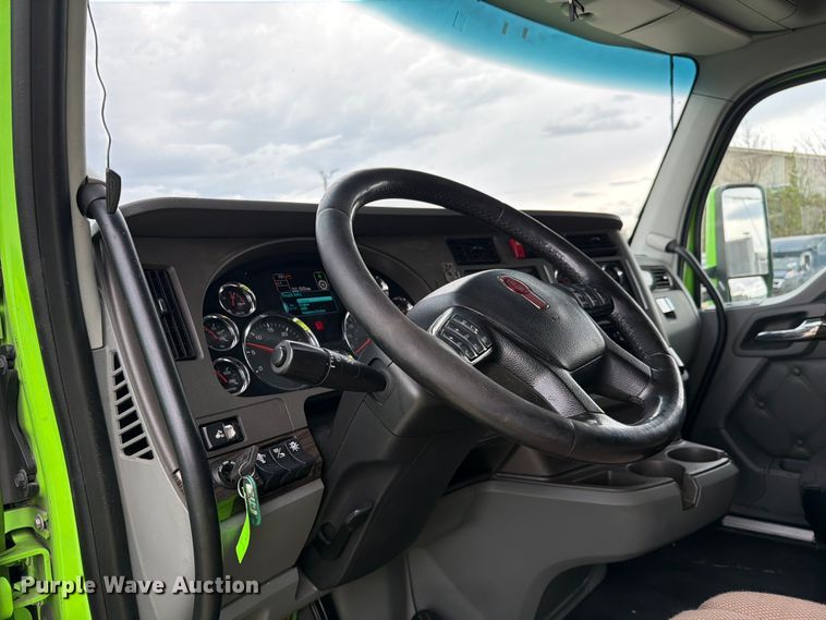 image for item YA2563 2018 Kenworth T680 semi truck