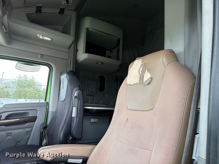 image for item YA2563 2018 Kenworth T680 semi truck