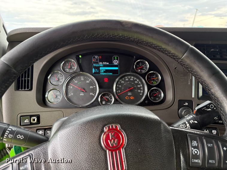 image for item YA2563 2018 Kenworth T680 semi truck