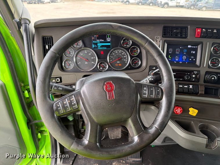 image for item YA2563 2018 Kenworth T680 semi truck