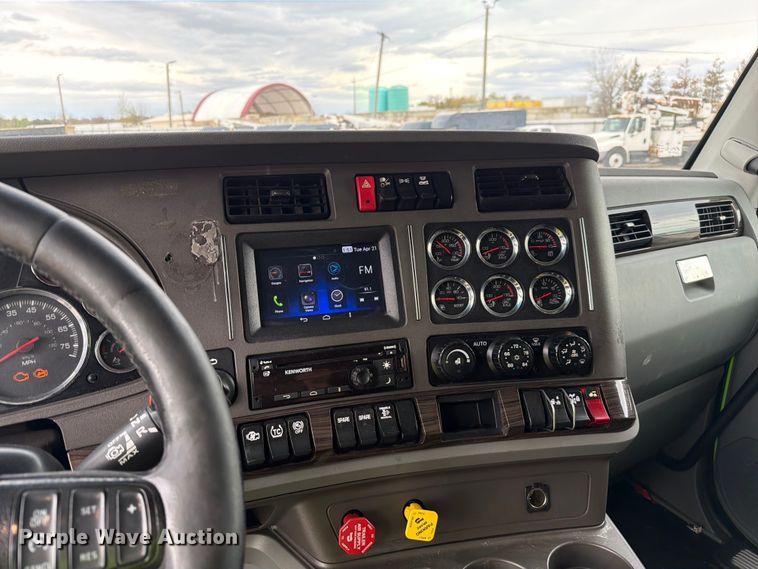 image for item YA2563 2018 Kenworth T680 semi truck