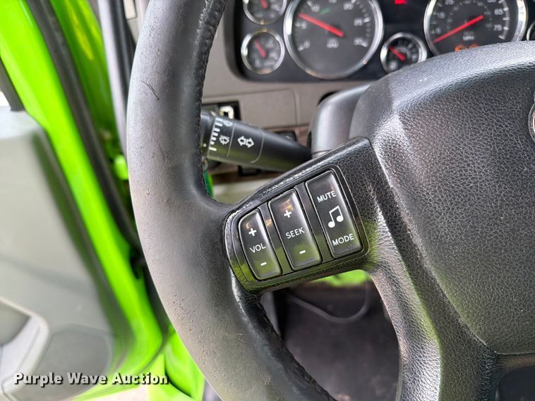 image for item YA2563 2018 Kenworth T680 semi truck