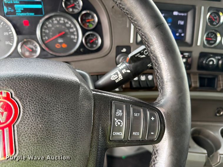 image for item YA2563 2018 Kenworth T680 semi truck