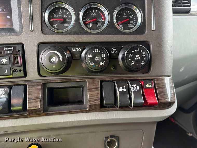 image for item YA2563 2018 Kenworth T680 semi truck
