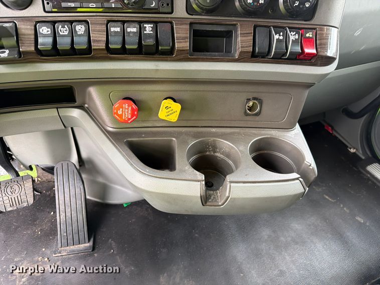 image for item YA2563 2018 Kenworth T680 semi truck