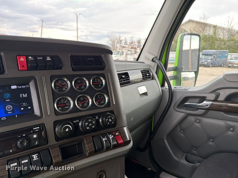 image for item YA2563 2018 Kenworth T680 semi truck