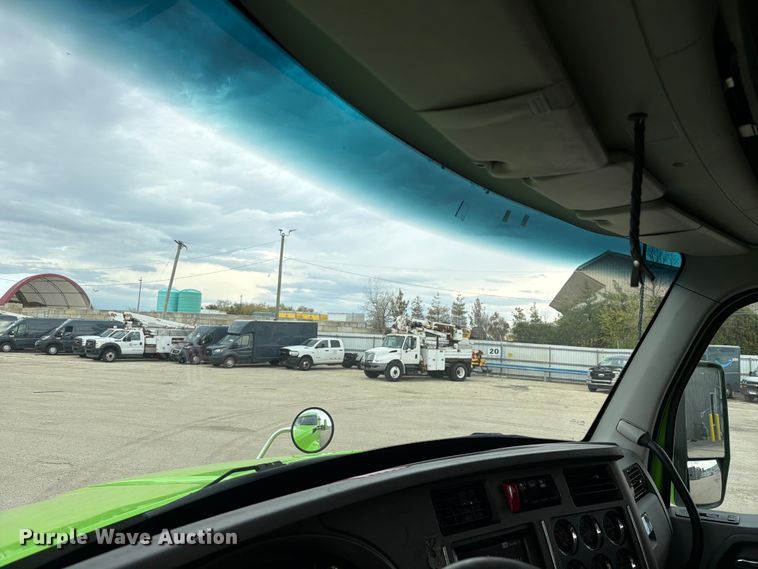 image for item YA2563 2018 Kenworth T680 semi truck