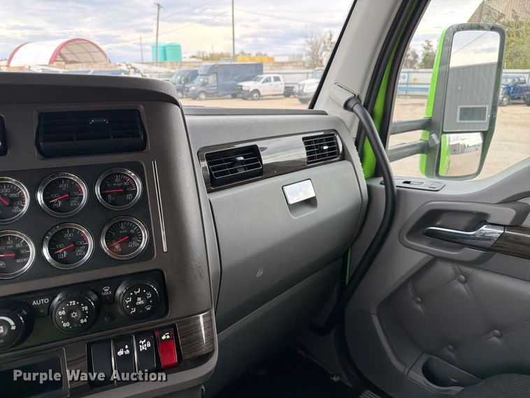 image for item YA2563 2018 Kenworth T680 semi truck