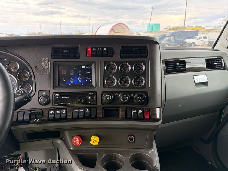image for item YA2563 2018 Kenworth T680 semi truck