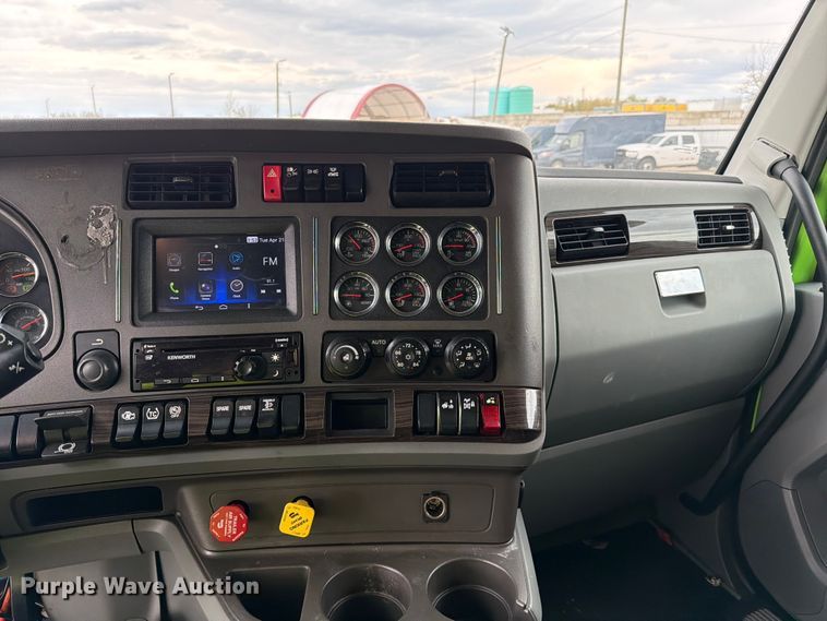 image for item YA2563 2018 Kenworth T680 semi truck