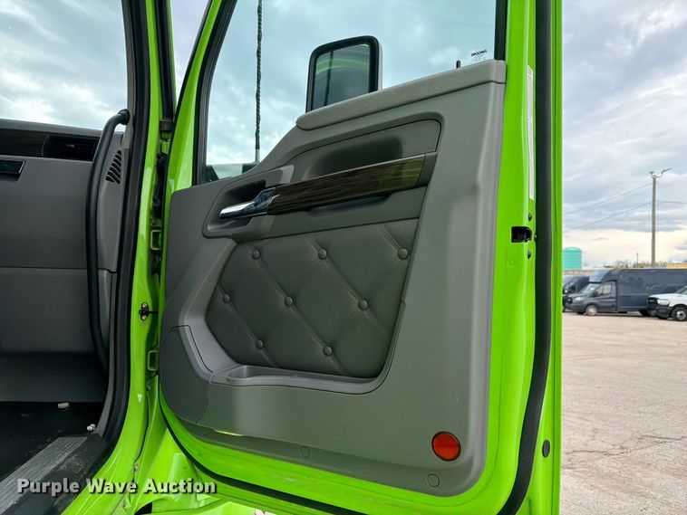 image for item YA2563 2018 Kenworth T680 semi truck