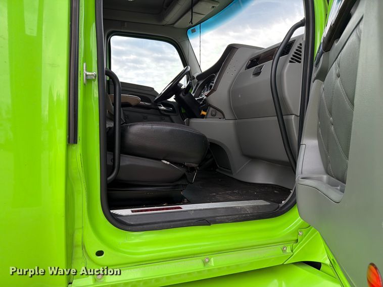 image for item YA2563 2018 Kenworth T680 semi truck