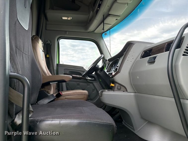 image for item YA2563 2018 Kenworth T680 semi truck