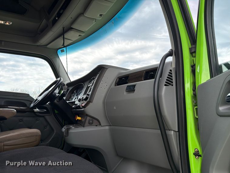 image for item YA2563 2018 Kenworth T680 semi truck