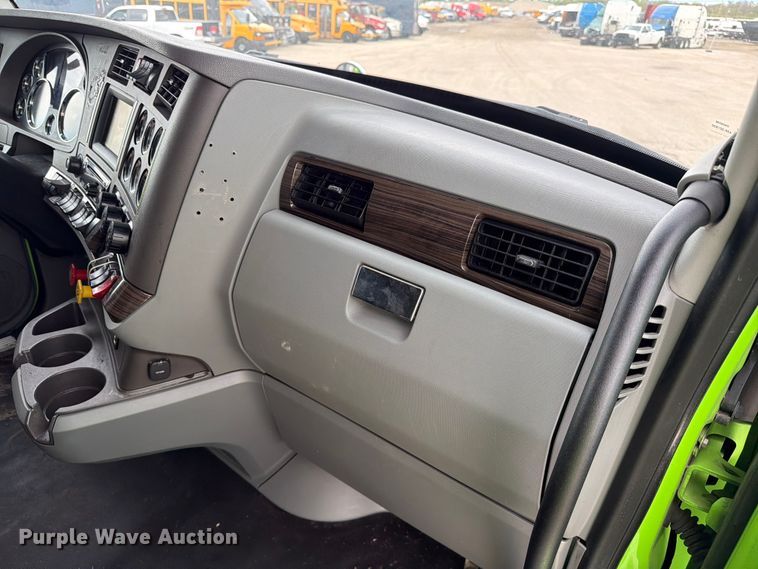 image for item YA2563 2018 Kenworth T680 semi truck