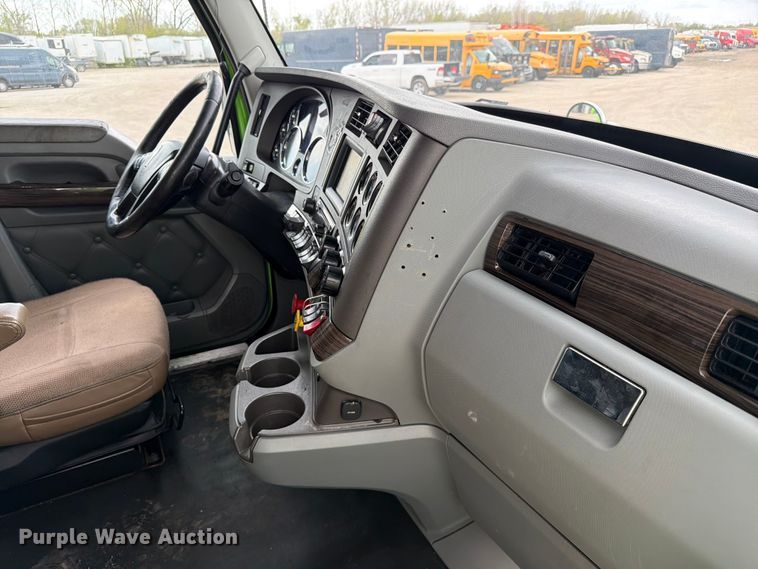 image for item YA2563 2018 Kenworth T680 semi truck