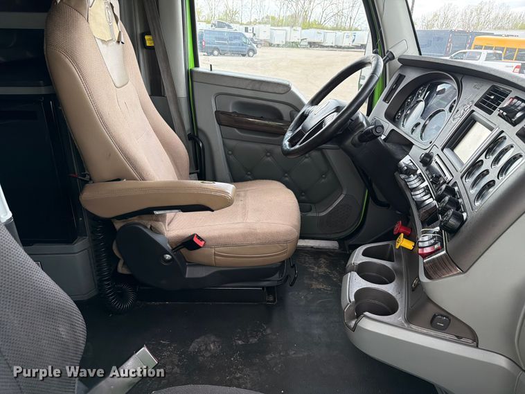 image for item YA2563 2018 Kenworth T680 semi truck